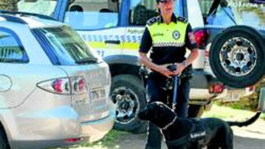 La unidad canina de la policía local realiza su primer servicio oficial