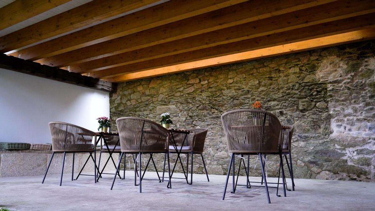 Las mesas dispuestas para tomar algo en la terraza del Hotel Gaio 7.