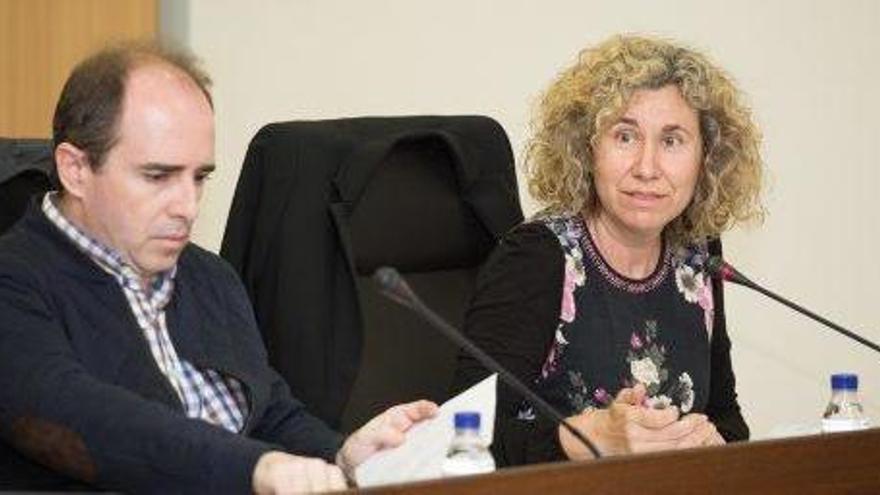 José Luis Clapés y Neus Marí, del PP, durante un pleno.