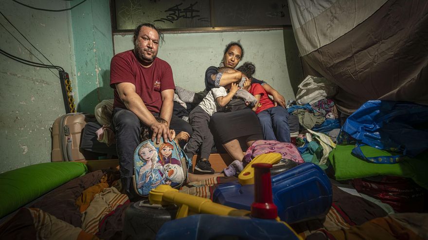 La vida en un garatge de tres nens de l’Hospitalet: «Fins quan hem d’estar així?»