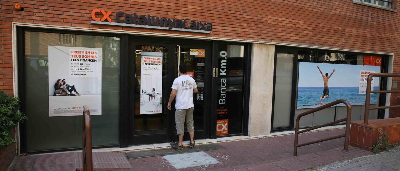 La oficina de CatalunyaCaixa, tras el asesinato ocurrido en julio del 2016. / Elisenda Pons