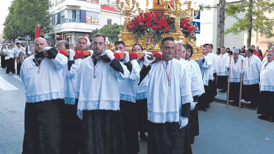 Almassora muestra la devoción por su patrona en el traslado de Santa Quitèria