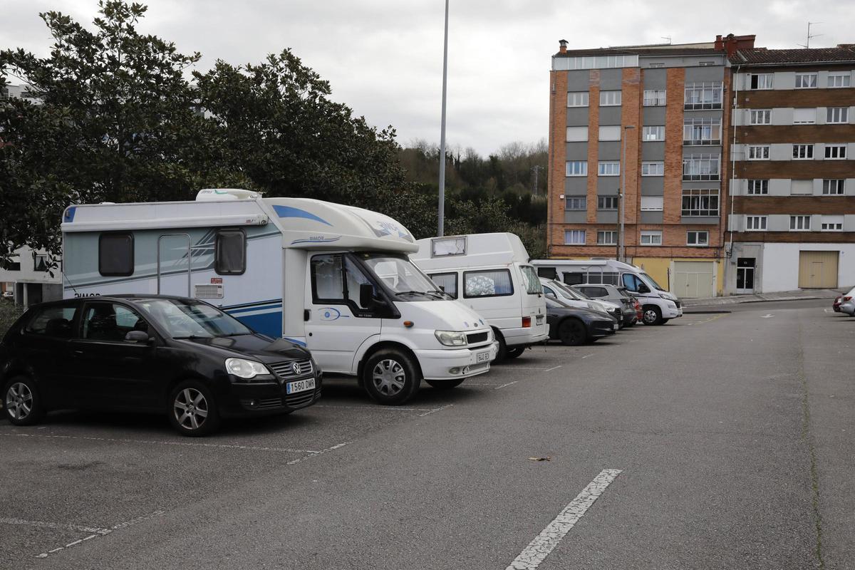 Caravanas en el parking en el que se produjeron los robos.