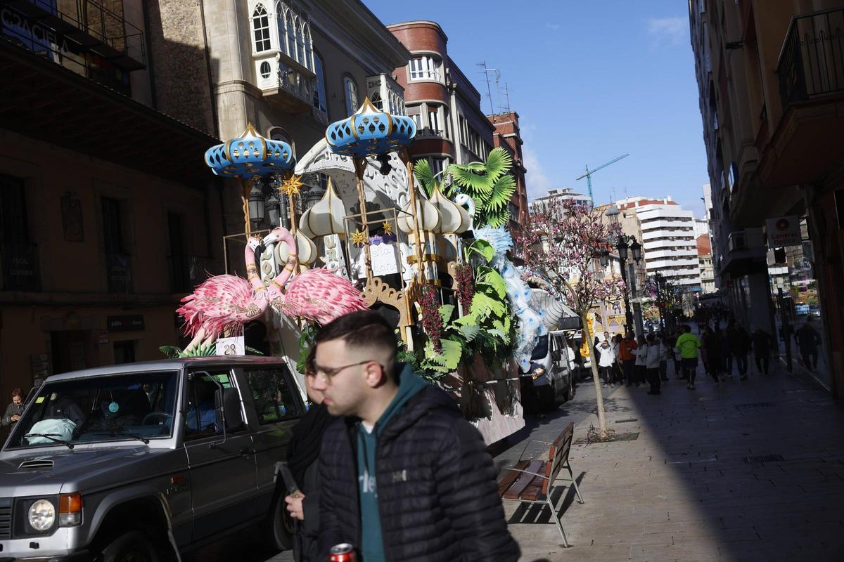 EN IMÁGENES: El 'ascenso' de los artilugios de Galiana llena las calles de Avilés