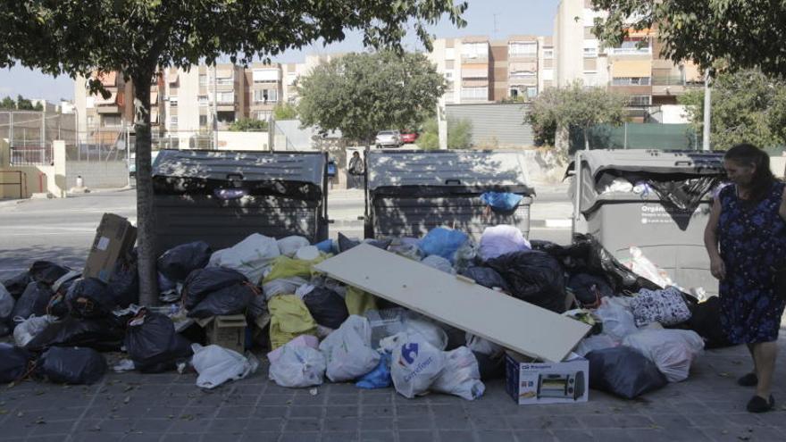 Basura fuera de los contenedores durante la huelga de la basura