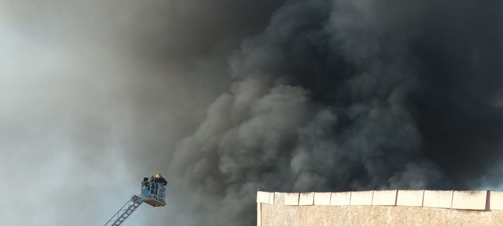 Declarado un incendio en una nave de patinetes en el polígono de La Azucarera