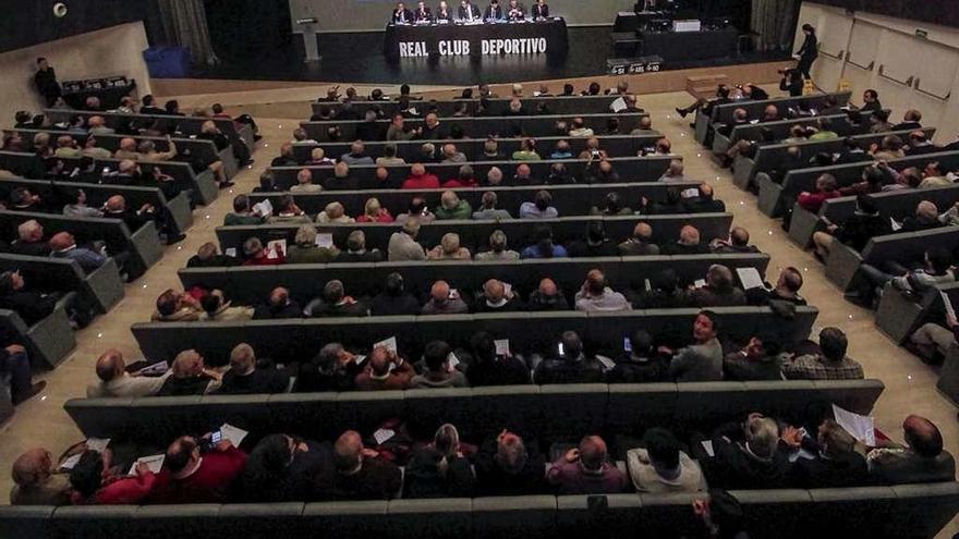 Panorámica de la asamblea de accionistas del Deportivo.