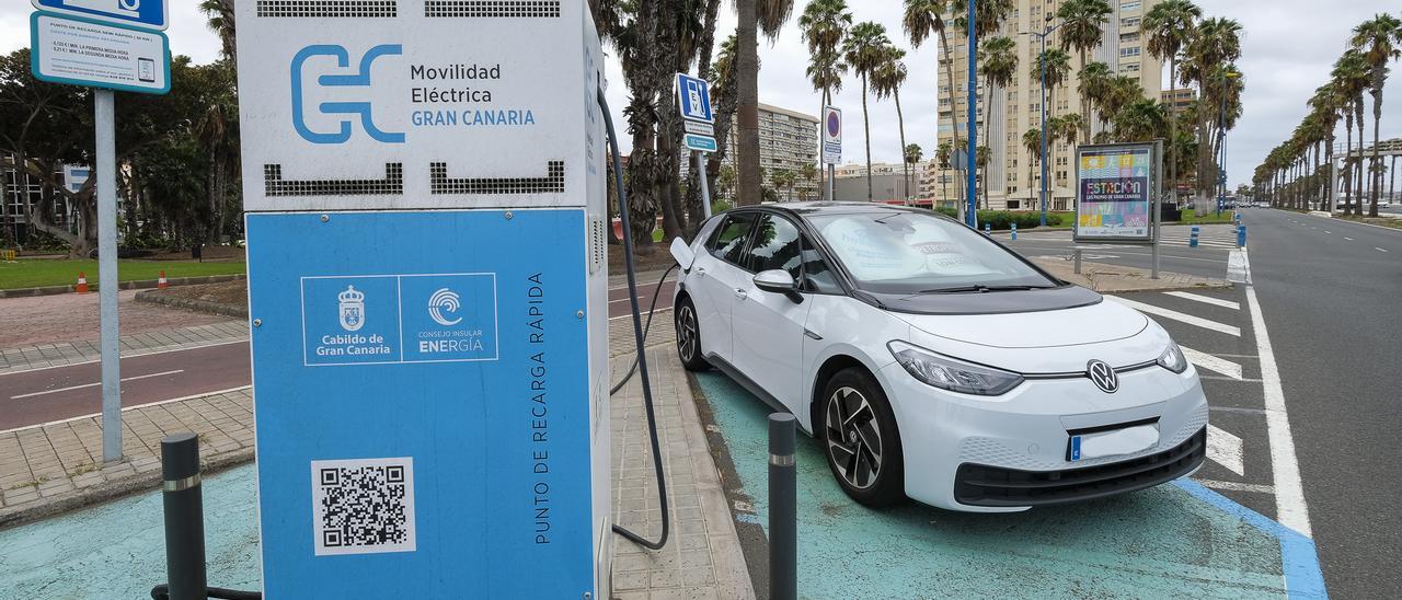 Un usuario carga su coche en el punto de recarga de la Avenida Marítima.