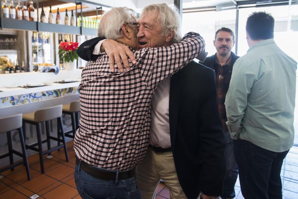 El empresario Pepe Barberá organizó ayer una comida por el Centenario del Valencia con más de 100 exjugadores y exdirectivos de distintas generaciones: Saura, Roberto Gil, los hermanos Claramunt, Forment, Tatono, Paquito, Zigic, Carboni... (en la imagen, Juan Sánchez saluda a Juan Martín Queralt ante Bartual y Llorente).