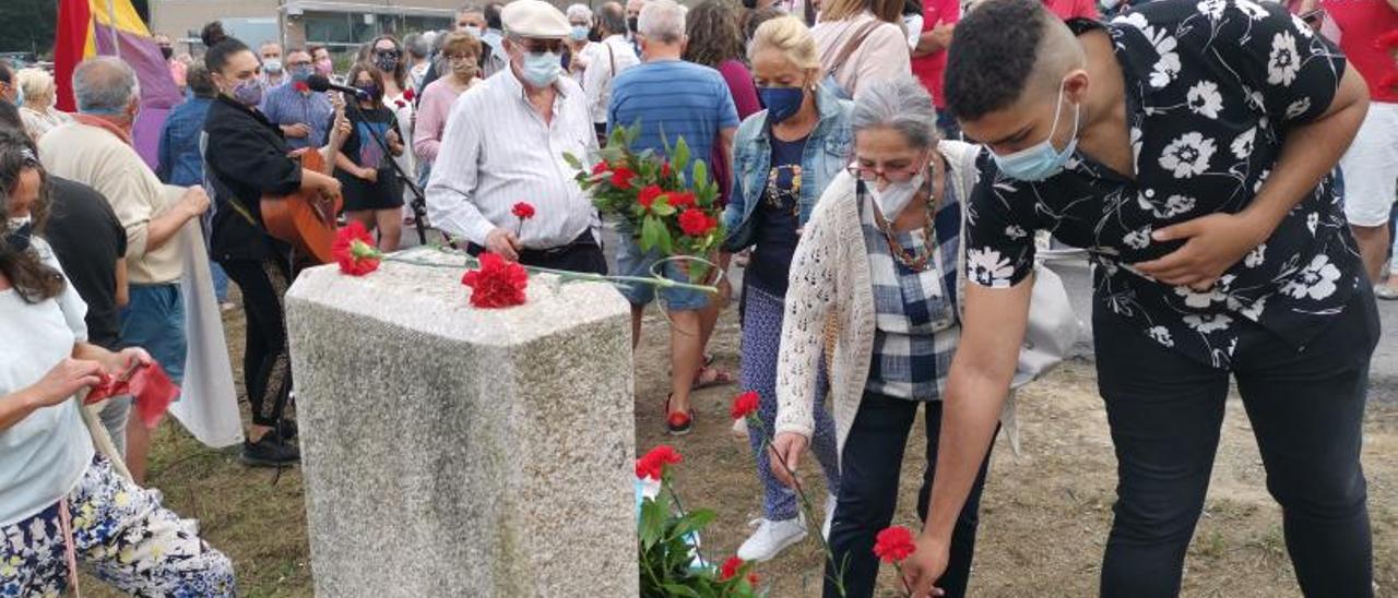 Momento de la ofrenda floral en el monumento a los mártires de Anguieiro.   | // SANTOS ÁLVAREZ