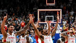 Los jugadores de la selección española celebran la consecución del Eurobasket