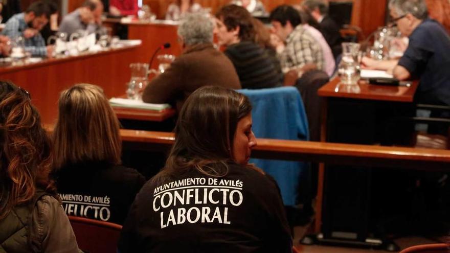 Las educadoras, en primer término, ayer, durante el Pleno municipal de Avilés.