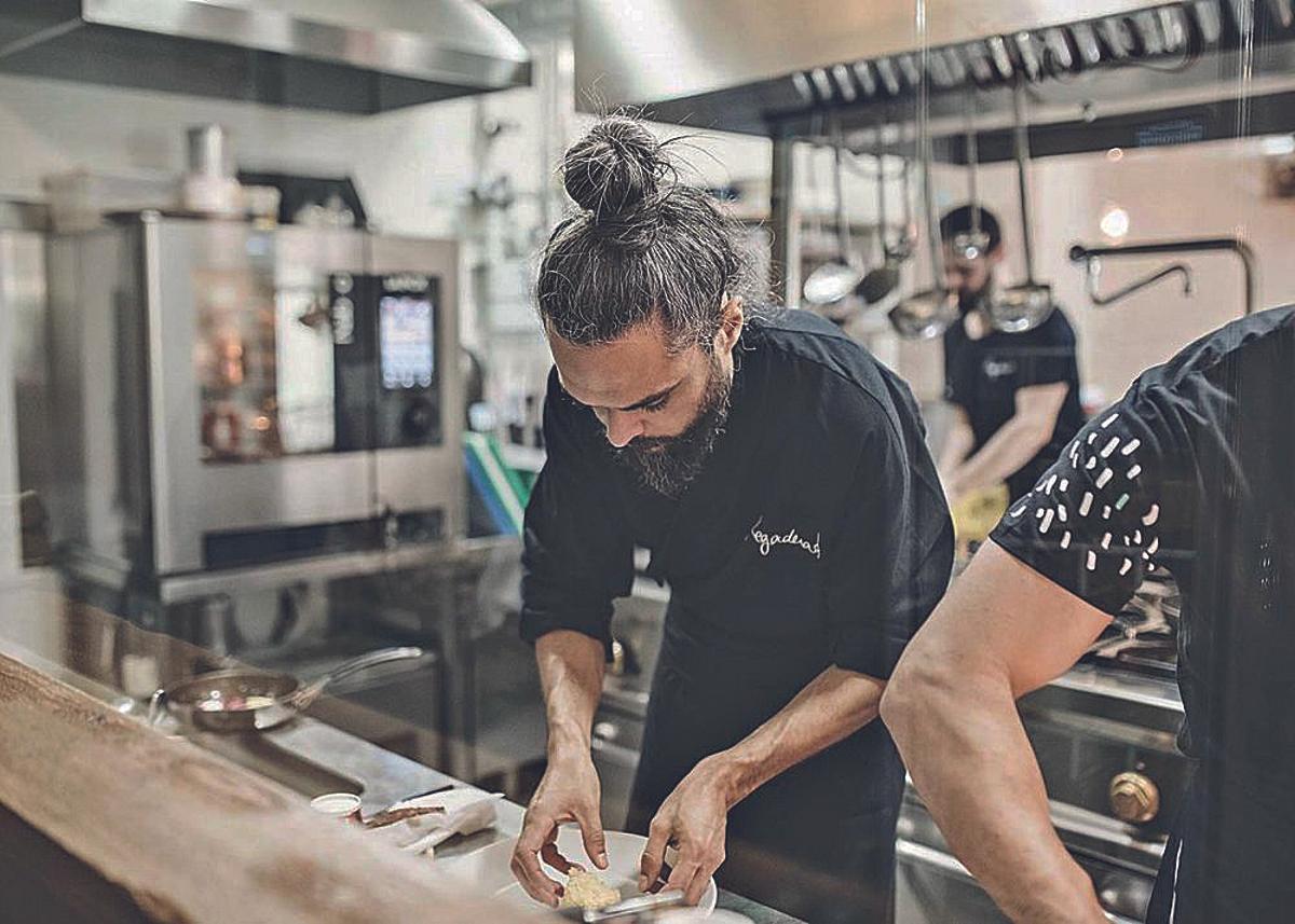 El chef Adrián Caballero elaborando uno de sus platos.