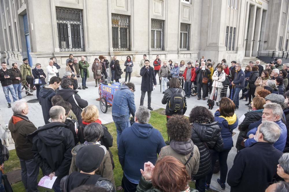 Marea Atlántica organizó la movilización que contó con la asistencia de unas 300 personas para recordar los hitos del "urbanismo depredador" y detener la privatización de la zona portuaria.