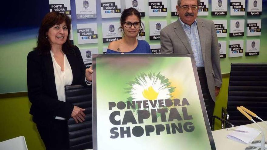 Conchi Pereiro, Anabel Gulías y José María Corujo, ayer, en la presentación de la campaña. // Rafa Vázquez