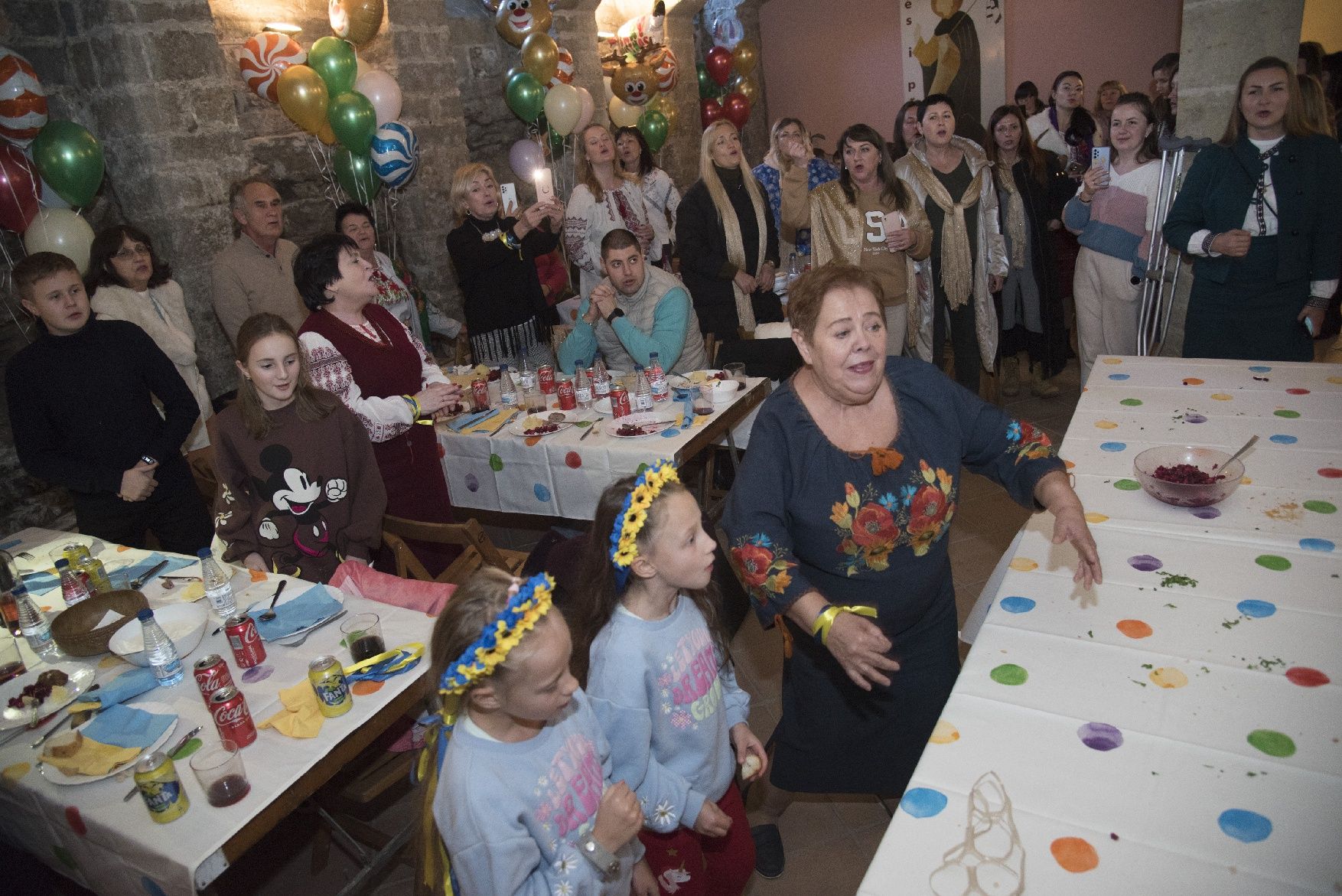 Les imatges de la celebració de centenars d'ucraïnesos al convent de Santa Clara