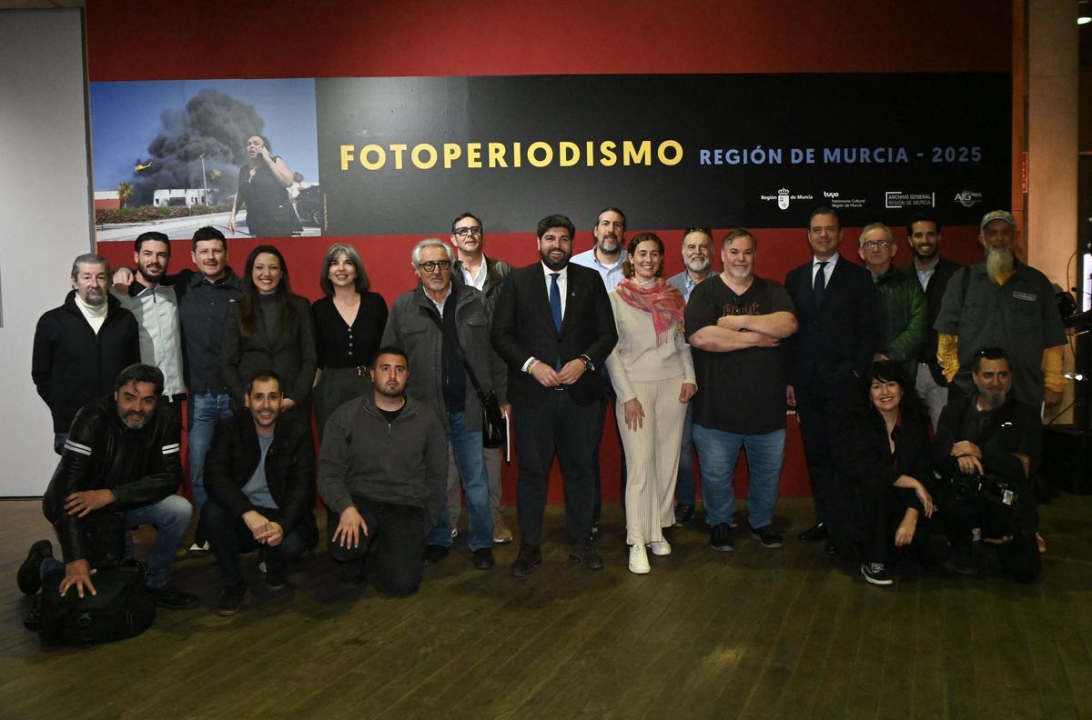 El presidente regional, junto a los informadores gráficos en la inauguración de la exposición