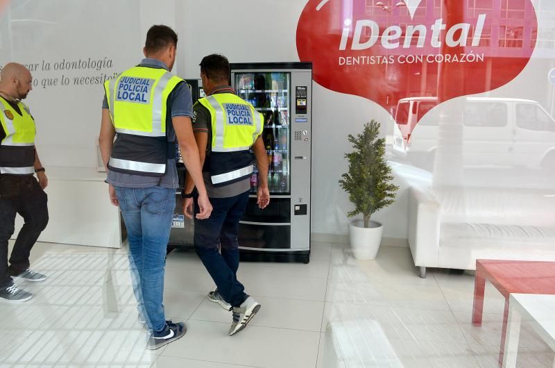 19/07/2018 LAS PALMAS DE GRAN CANARIA. Desahucio e incautación de historiales en la clínica de iDental. SANTI BLANCO  | 19/07/2018 | Fotógrafo: Santi Blanco