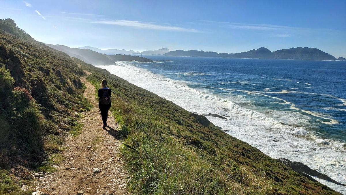 Vista de las Cíes desde una de las rutas de senderismo que bordean la ría de Vigo.