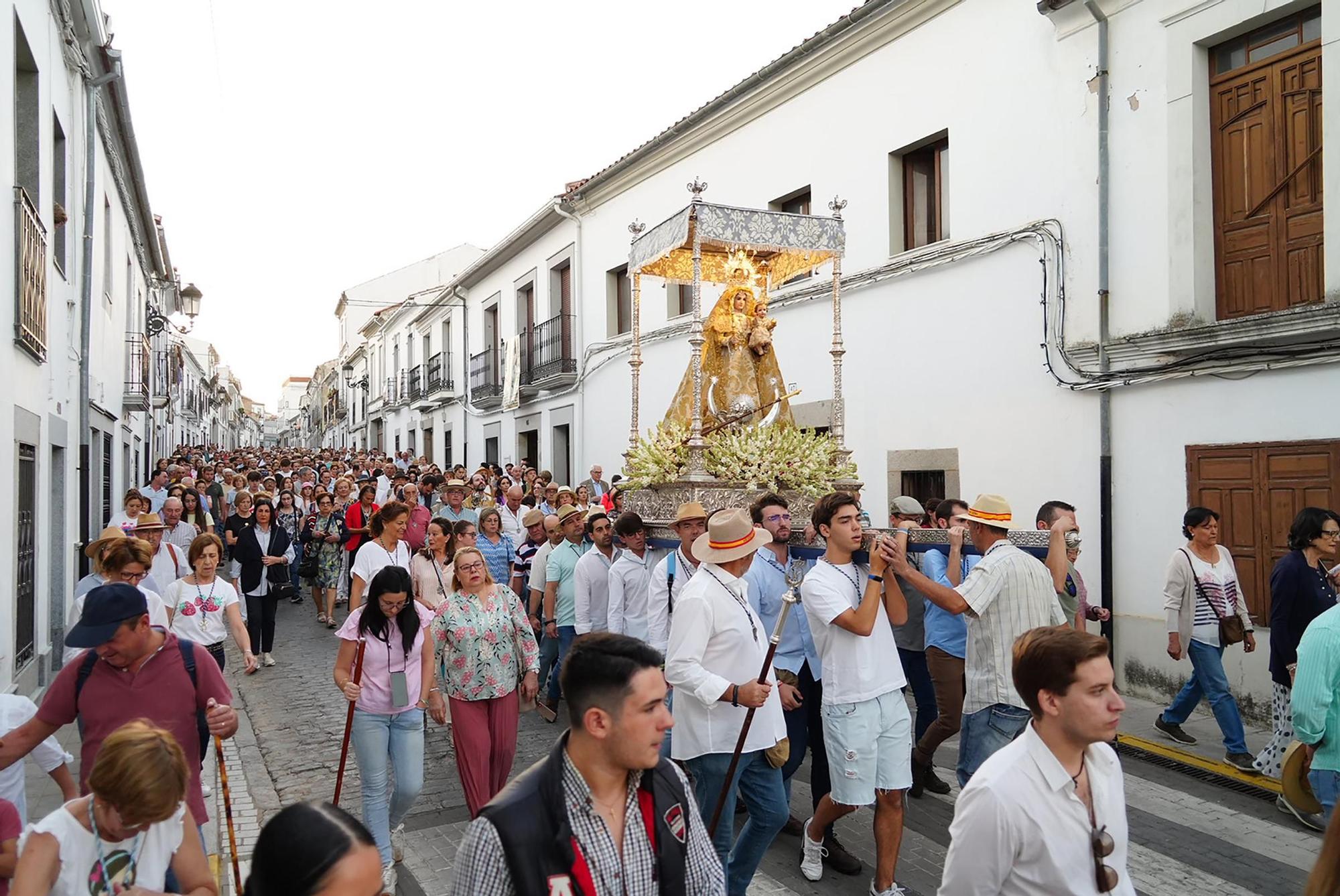 La Virgen de Luna abandona Villanueva de Córdoba para regresar a su santuario