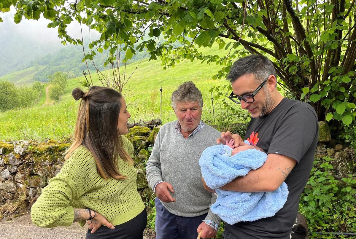 Una pareja gallega da el primer niño en 40 años a un pueblo asturiano