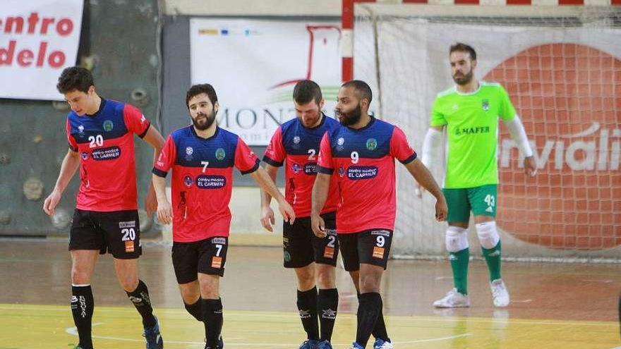 Los jugadores del Sala Ourense vuelven a su campo después de uno de los siete goles. // Iñaki Osorio