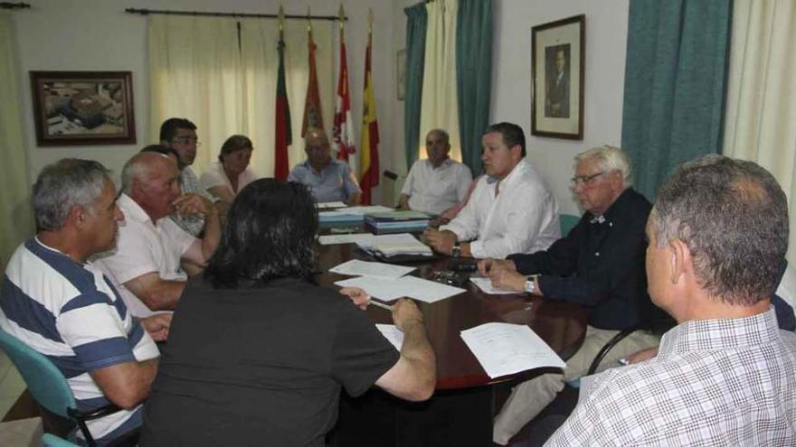 Representantes de la Mancomunidad Tierras de Aliste durante la asamblea celebrada en Alcañices.