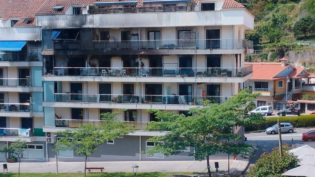 Un incendio calcina por completo el interior de una vivienda en Moaña