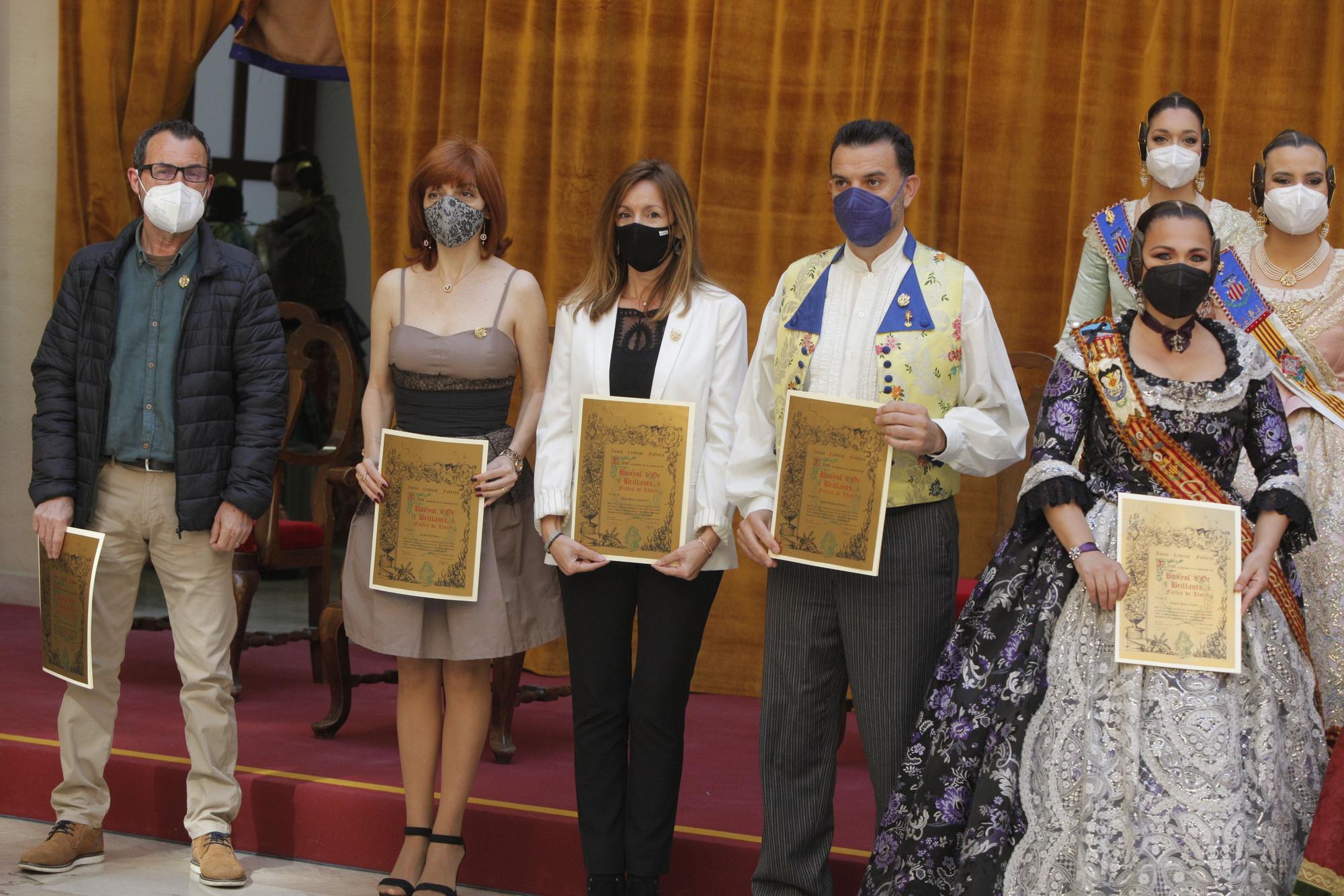 Benicalap recibe los honores de sus falleros con "Bunyol de Brillants"