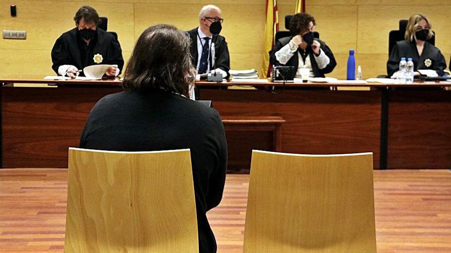 L’acusada durant el judici a l’Audiència de Girona. | ACN