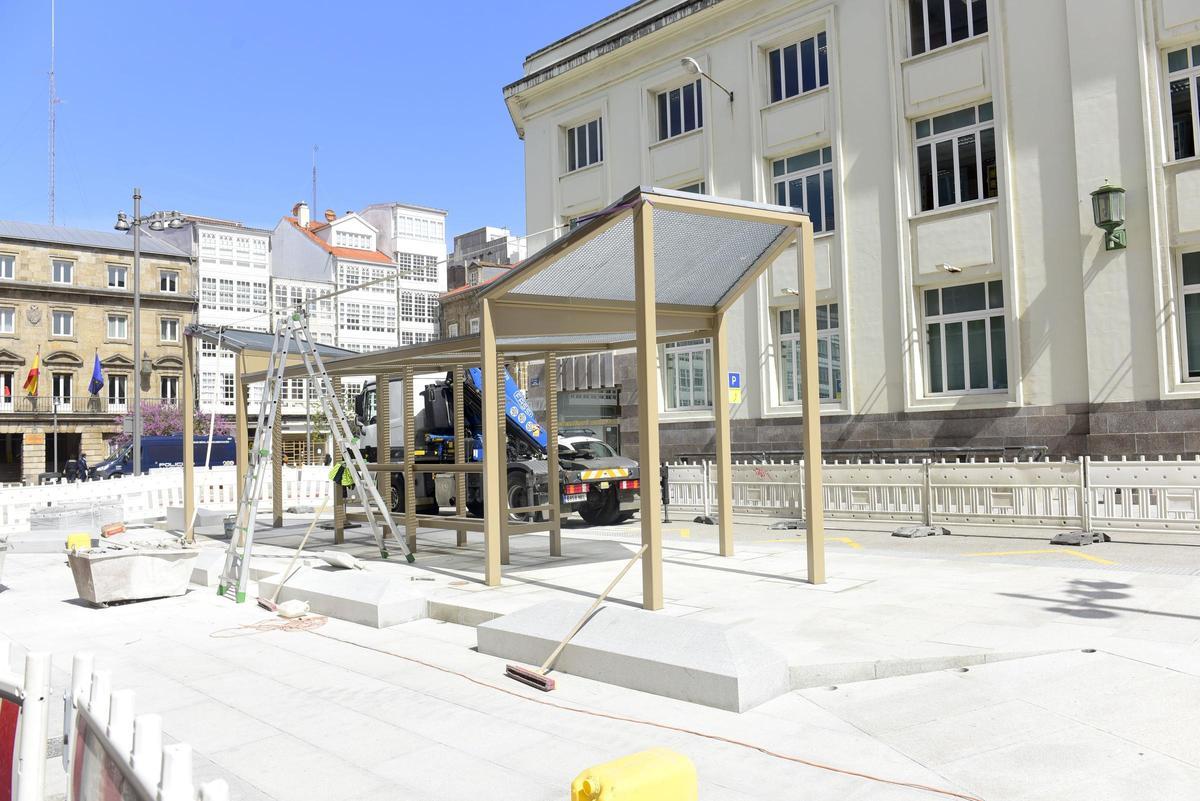Frente a la sede central de Correos ya se pueden ver las nuevas marquesinas de la parada que sustituirá a la de Entrejardines desde el 13 de abril.