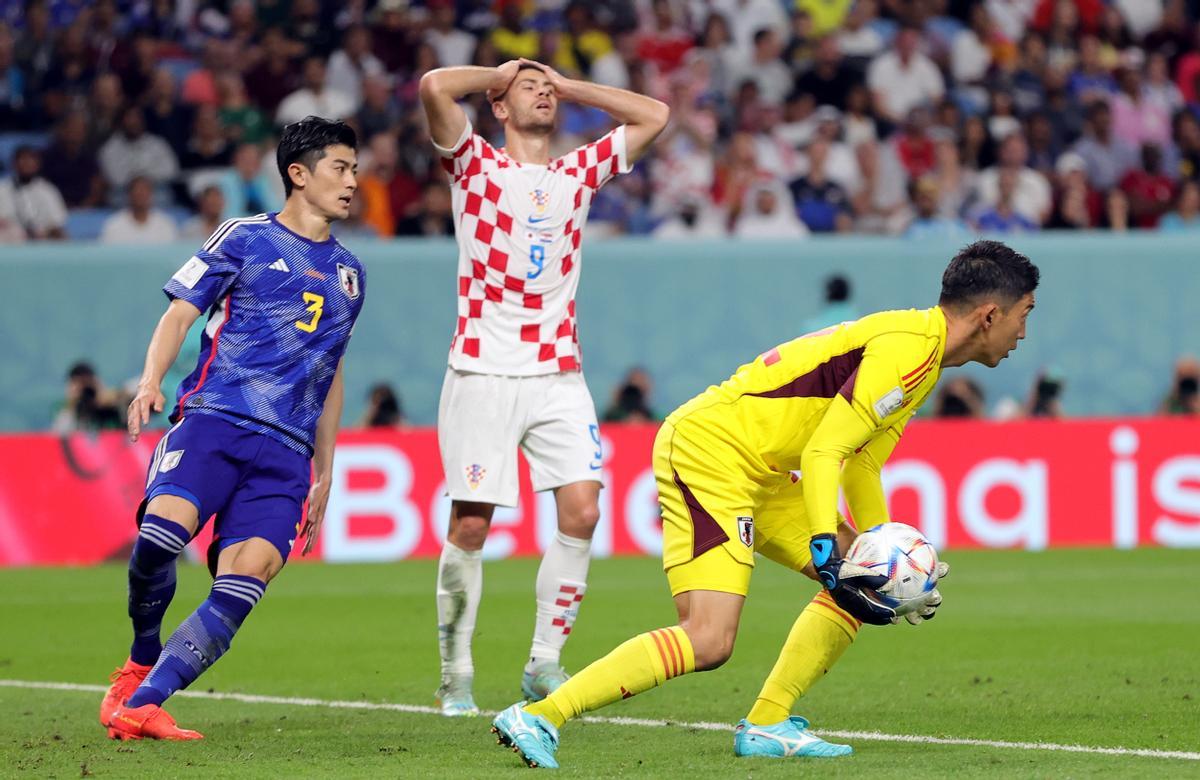 Al Wakrah (Qatar), 05/12/2022.- Goalkeeper Shuichi Gonda (R) and Shogo Taniguchi (L) of Japan in action as Andrej Kramaric of Croatia reacts during the FIFA World Cup 2022 round of 16 soccer match between Japan and Croatia at Al Janoub Stadium in Al Wakrah, Qatar, 05 December 2022. (Mundial de Fútbol, Croacia, Japón, Catar) EFE/EPA/Friedemann Vogel