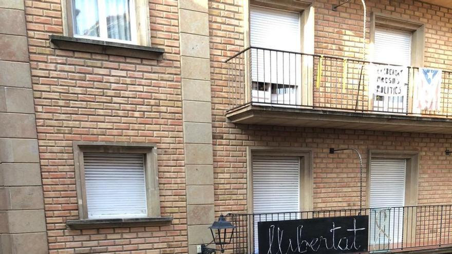 Bandera multicolor penjada en un dels balcons consistorials