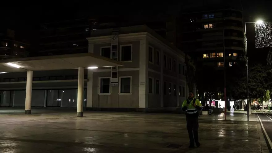 Comerciantes y vecinos  del entorno de la céntrica plaza Séneca reclaman más iluminación