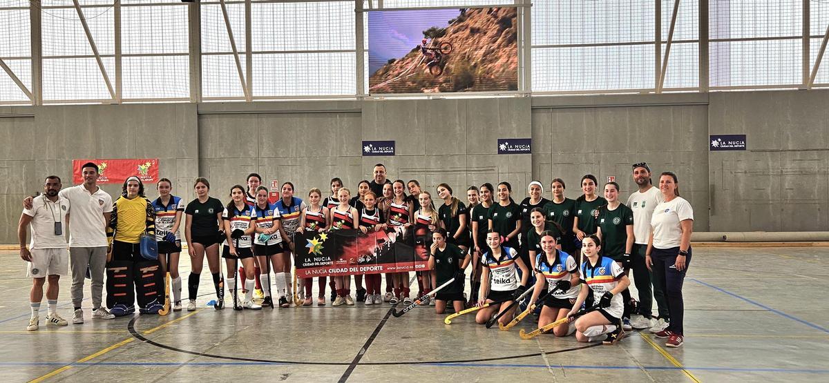 Algunos de los equipos participantes junto a Sergio Villalba, concejal de Deportes de La Nucía.
