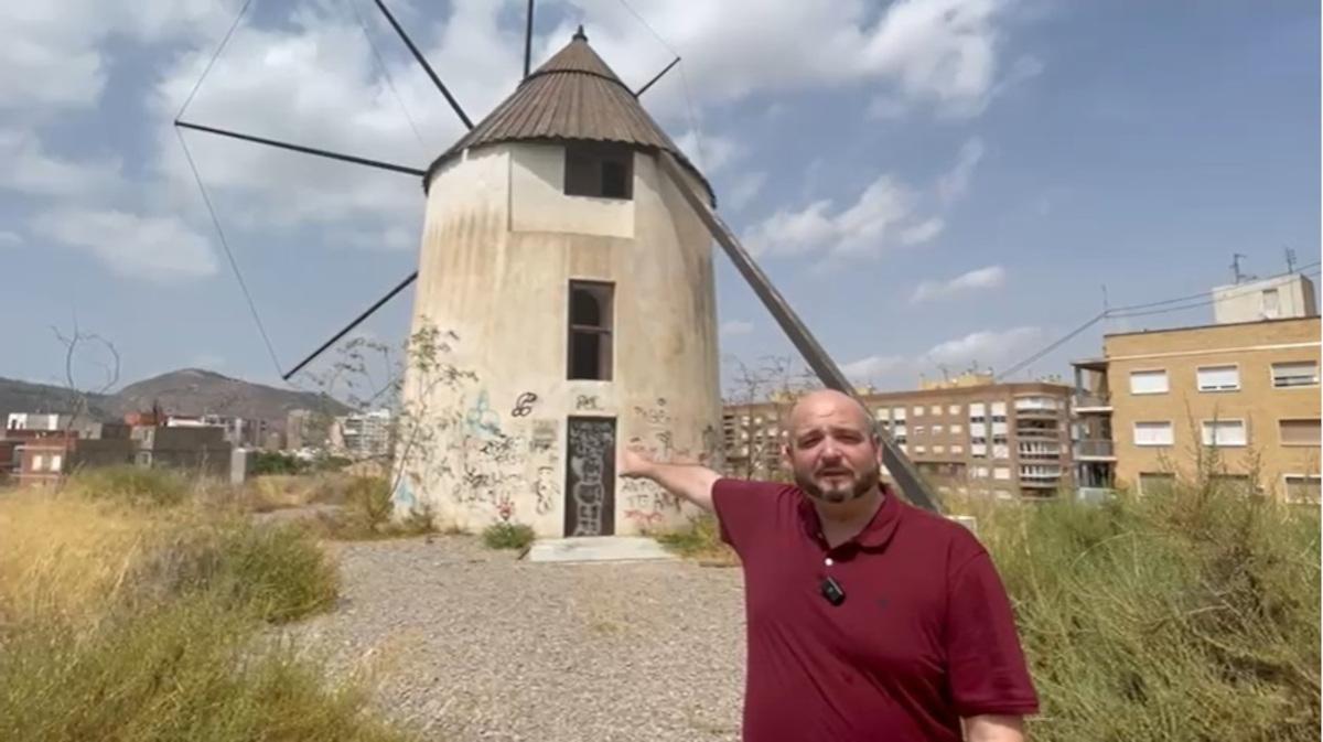 El PSOE exige la limpieza y conservación del molino del Monte Sacro.