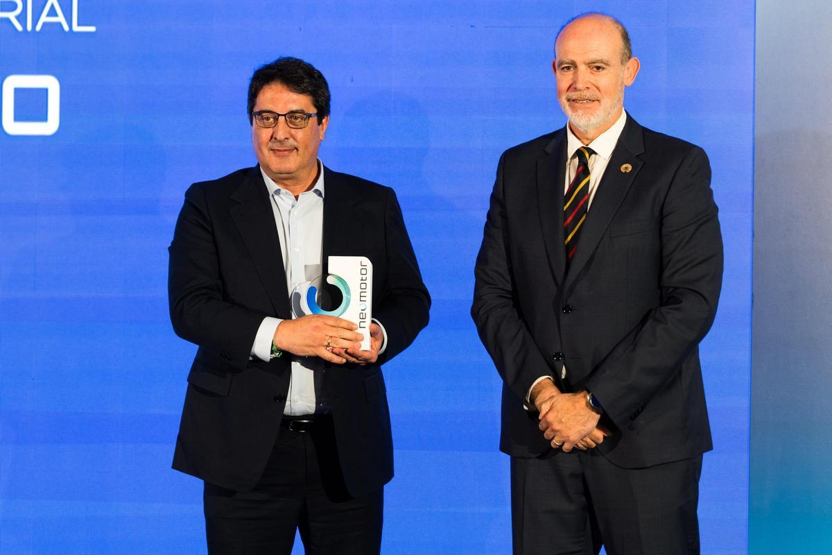 José Martín Vega, director del Polo Industrial Mediterráneo de Renault Group, recibe el Premio Implantación Industrial, otorgado por Xavier Pérez, director de Motor de Prensa Ibérica
