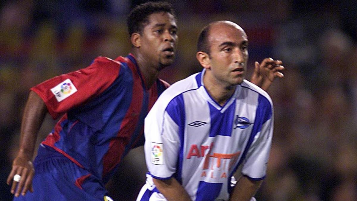 Abelardo, con el Alavés defendiendo ante Kluivert