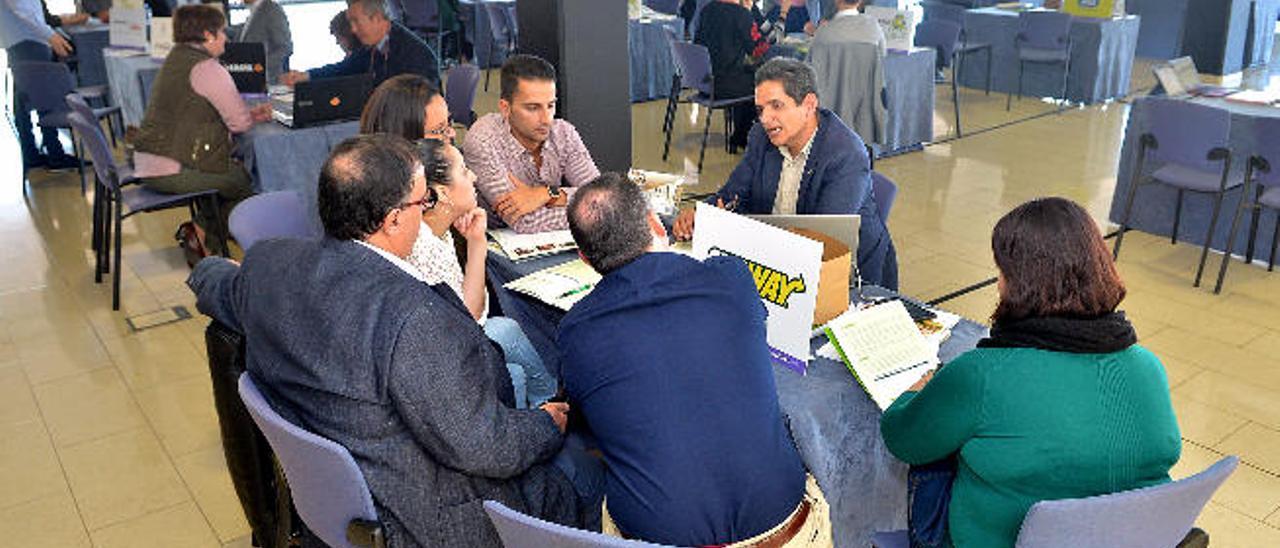 250 emprendedores buscan negocio