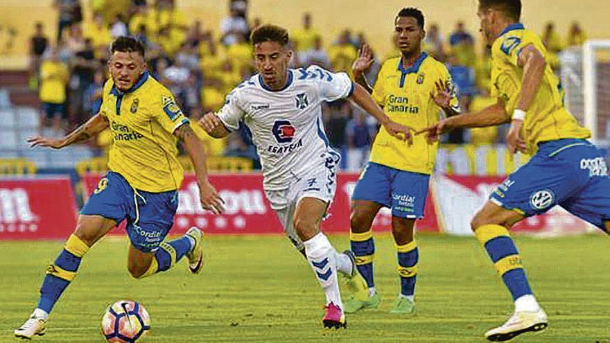 Una acción del partido entre Las Palmas y el Tenerife.