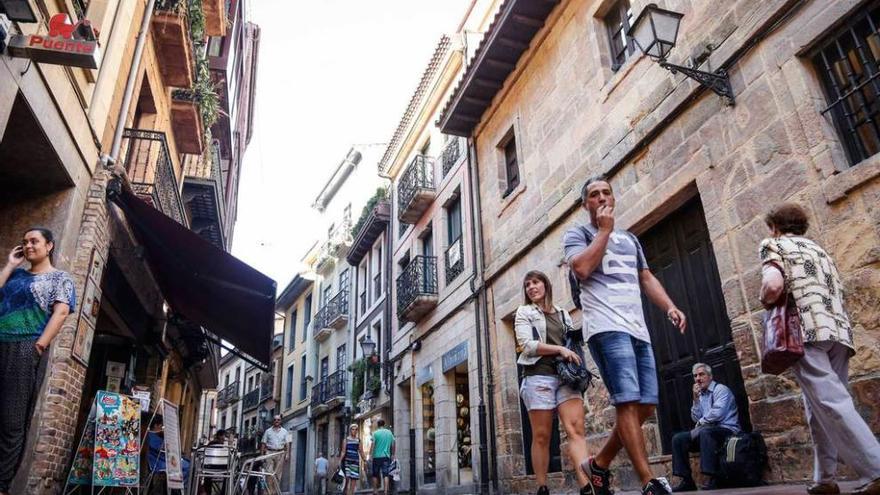 La calle Magdalena, en una fotografía de archivo, en pleno eje comercial del casco antiguo.