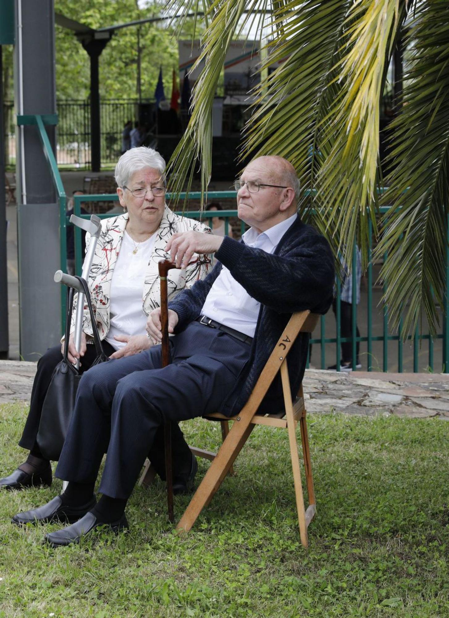 Óscar Piñera, con su mujer, Ana Menéndez, en 2019 al recibir el premio de Proyecto Hombre. 