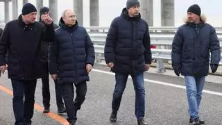Putin inspecciona personalmente el puente de Crimea dañado durante la guerra en Ucrania