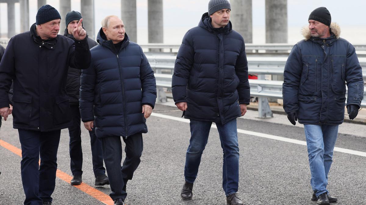 El presidente de Rusia visita el puente de Crimea.