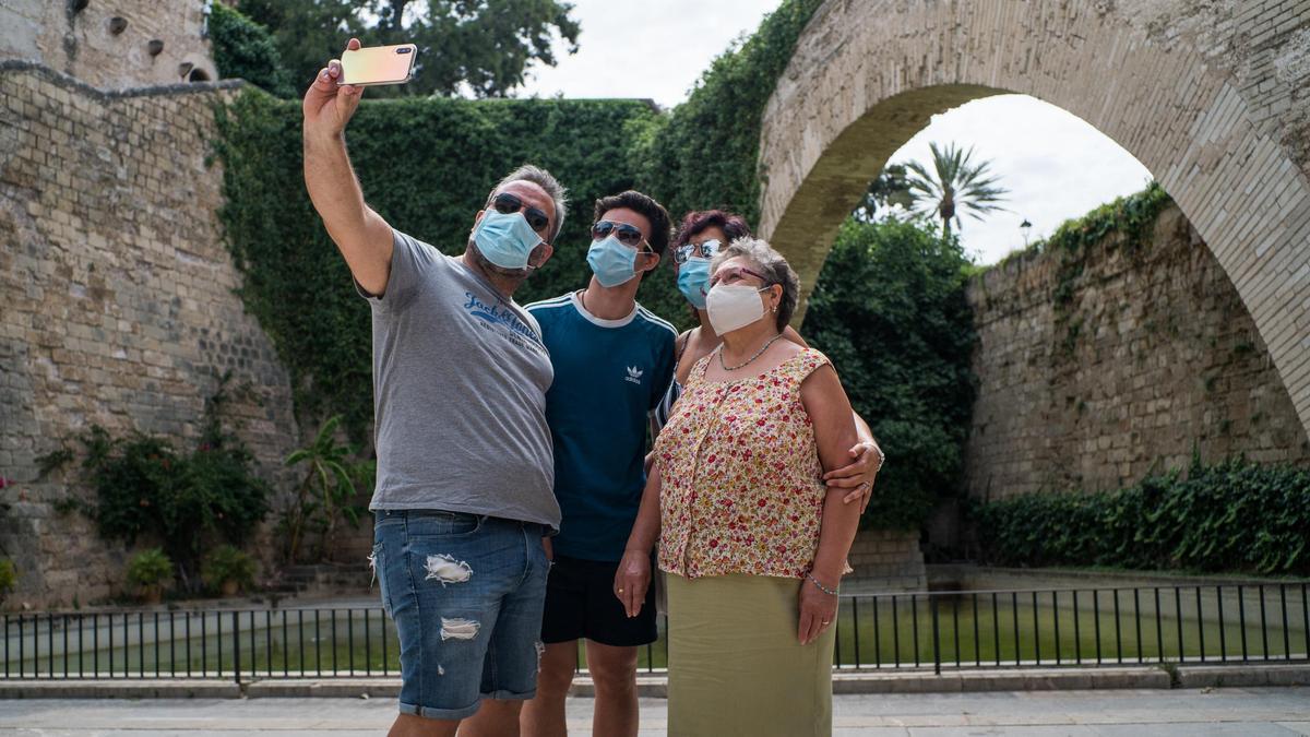 Turistas se hacen una foto en Palma.