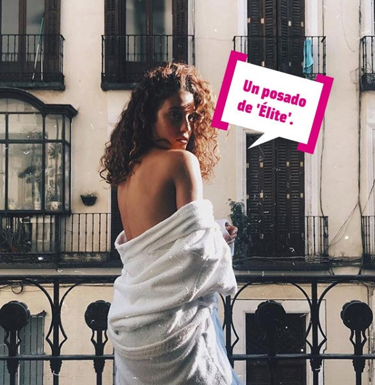 María Pedraza con albornoz en el balcón María Pedraza con albornoz en el balcón