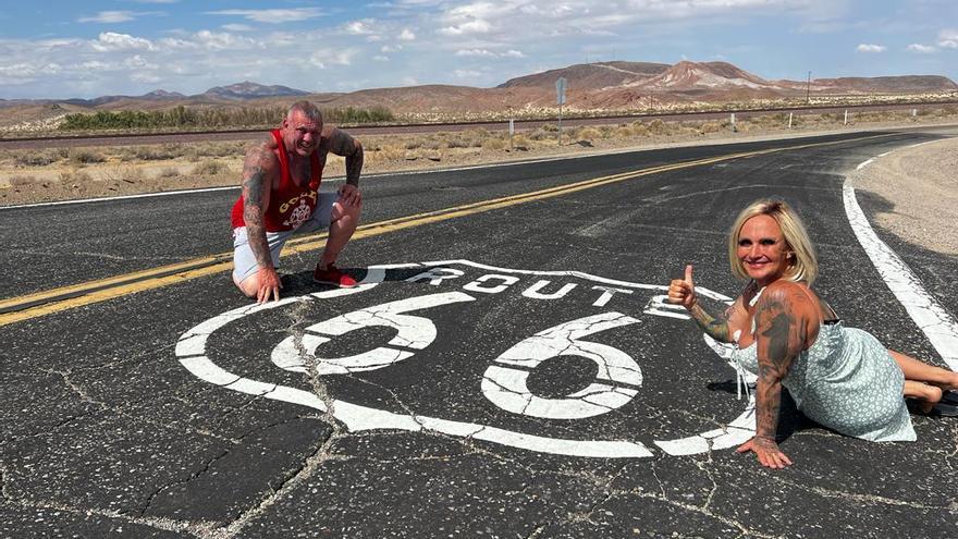 Die Robens posieren mitten auf der Route 66 für ein Foto.