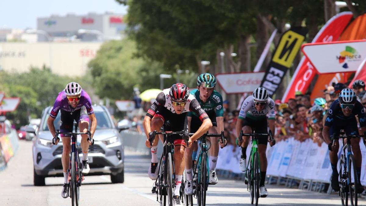 JUan Ayuso gana el sprint de los perseguidores del trío de cabeza