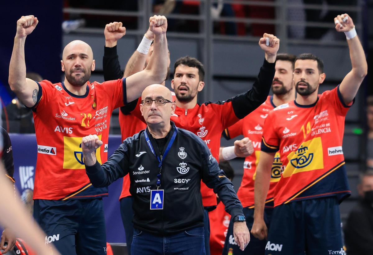El sarrianenc Jordi Ribera, seleccionador espanyol d'handbol, celebra amb alguns jugadors un gol enun partit del mundial disputat a Polònia el gener de 2023