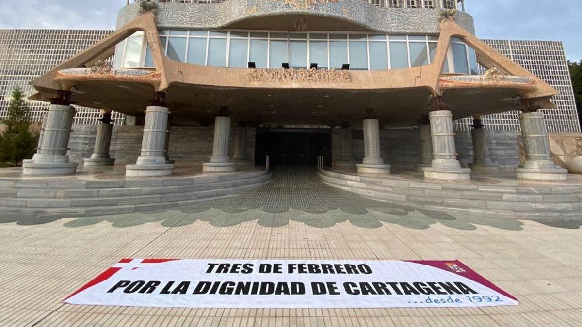 Cartel de la Plataforma por la Biprovincialidad del Sureste Español (2es+) en el exterior de la Asamblea, en febrero de 2023.